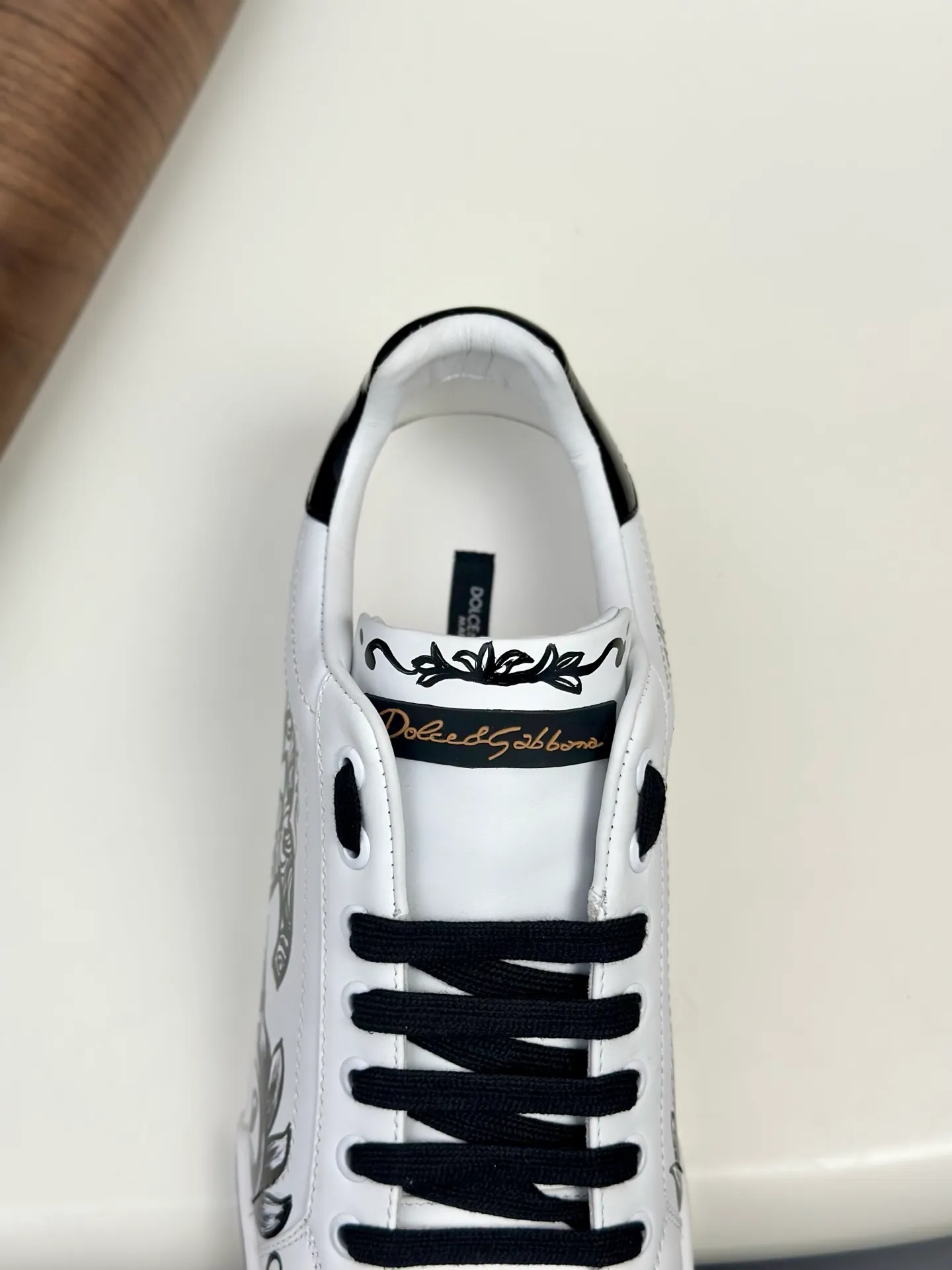 New product 💰900 DG Dolce & Gabbana men's shoes 💰ortofino graffiti calfskin sneakers ♞size; 39~44 (customized 38.45.46) Iconic men's shoes 💰ortofino series of sneakers, classic and timeless style, now presented with fashionable details. The calfskin engraved DG logo is a subtle finishing touch. Men's shoes💰ortofino calfskin sneakers: